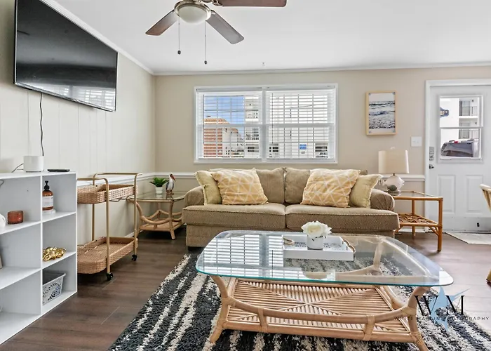 Cozy 2nd Floor Bayside Condo, Steps To Pool & Beach! Apartment