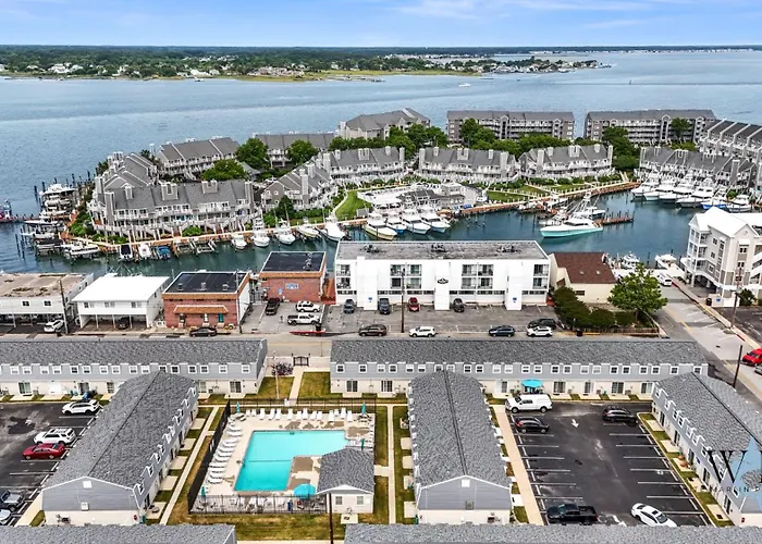 Cozy 2nd Floor Bayside Condo, Steps To Pool & Beach! Apartment